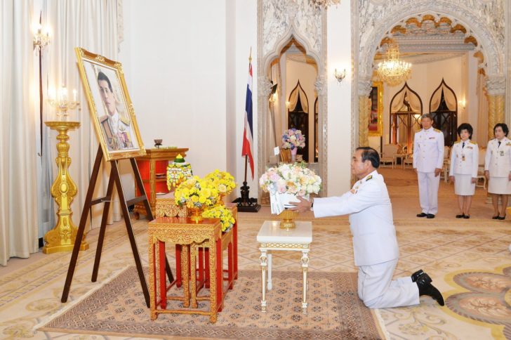 สมเด็จพระเจ้าอยู่หัว พระราชทานแจกันดอกไม้ พล.อ.ประยุทธ์ เนื่องในวันคล้ายวันเกิด