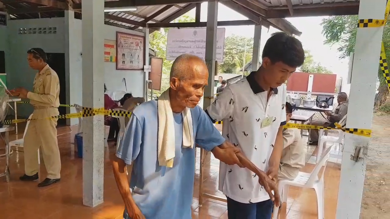 คุณตาพิการตาบอดวัย 78 ปี เดินทางไปลงคะแนนเสียงที่คูหาเลือกตั้งด้วยตัวเอง