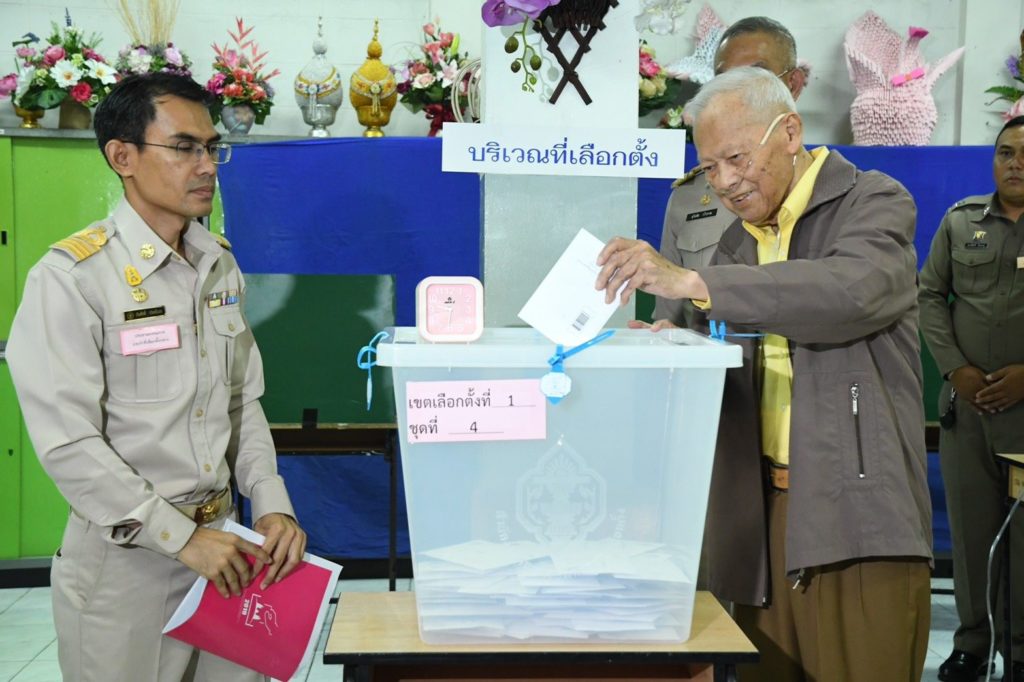 ‘ป๋าเปรม’ ยังไหวใส่ออกซิเจนนั่งรถวีลแชร์ลงคะแนนเลือกตั้ง