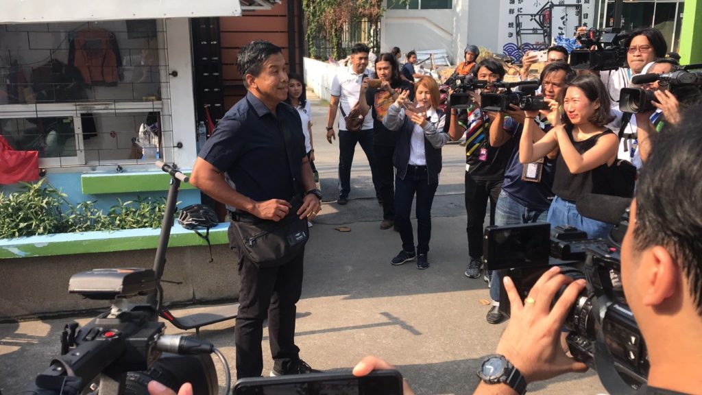 ‘ชัชชาติ’ ขี่สกู๊ตเตอร์ใช้สิทธิกาบัตร ยันไม่กังวล บอกทุกอย่างถูกกำหนดไว้แล้ว
