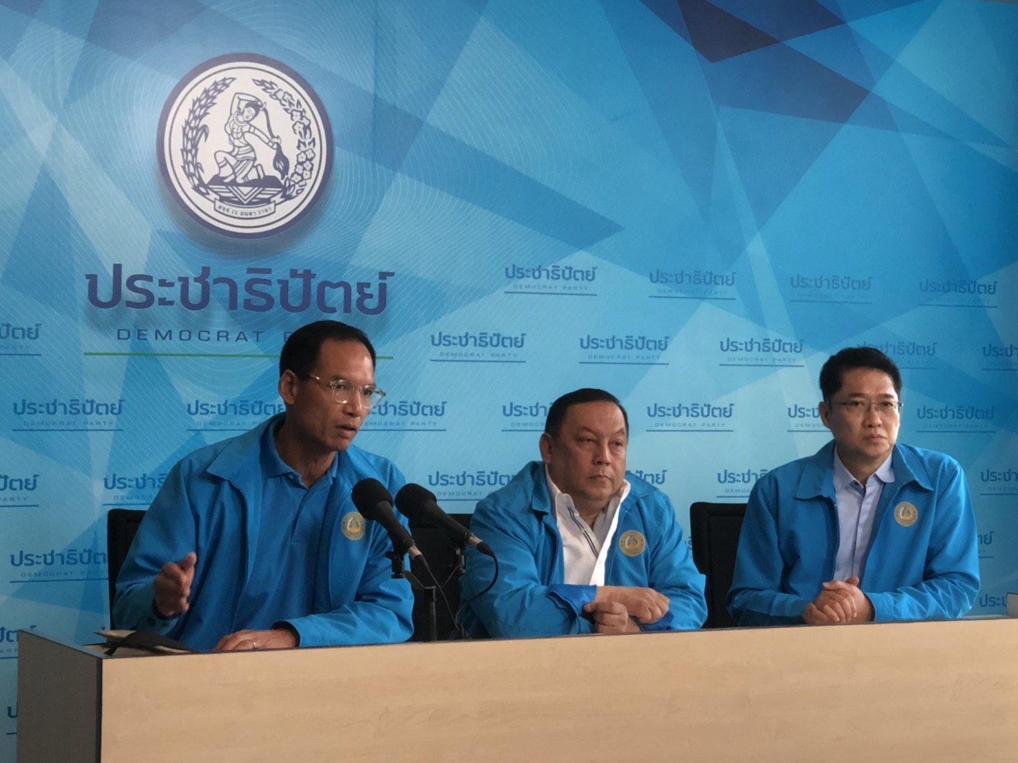 “กรณ์-จุติ-องอาจ” ประสานเสียงอย่าเลือกด้วยอารมณ์-ให้เลือกที่นโยบาย ย้ำจุดยืน ปชป.ต้องเป็นแกนนำรัฐบาลเท่านั้น