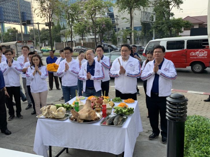 “เอาฤกษ์เอาชัย” พลังประชารัฐบวงสรวงท้าวเวสสุวรรณ ก่อนหาเสียงวันสุดท้าย