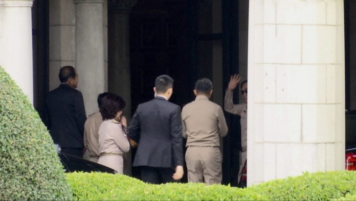 “บิ๊กตู่” เข้าทำเนียบ โบกมือทักทายสื่อฯ หลังมอนิเตอร์ผลเลือกตั้งที่บ้าน พปชร.มีคะแนนนำ