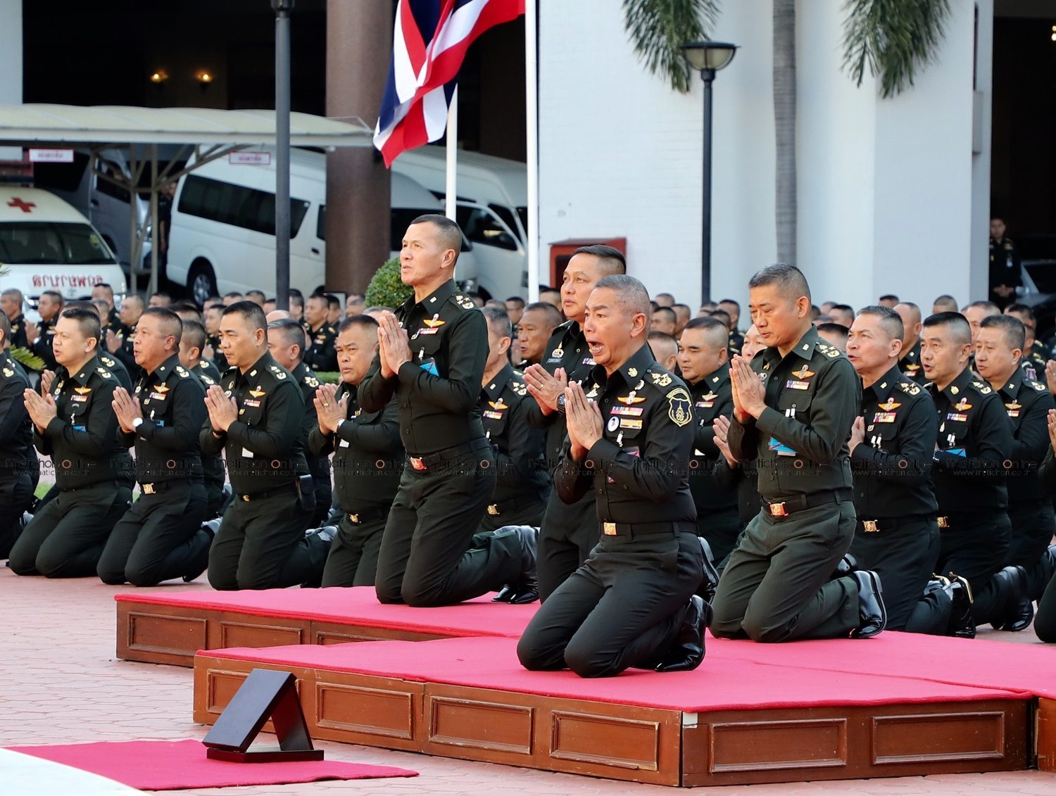 ผบ.ทบ.นำถวายบังคมปฏิญาณตนหน้าพระบรมราชานุสาวรีย์ ร.5 แสดงพลังรักษากองทัพบกไว้ด้วยชีวิต