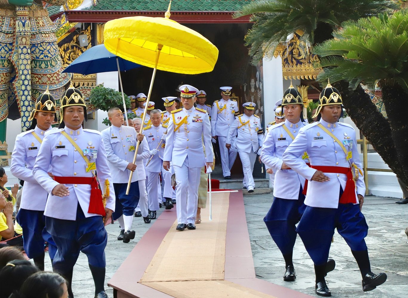 สมเด็จพระเจ้าอยู่หัว ทรงเปลี่ยนเครื่องทรงฤดูร้อนพระแก้วมรกต