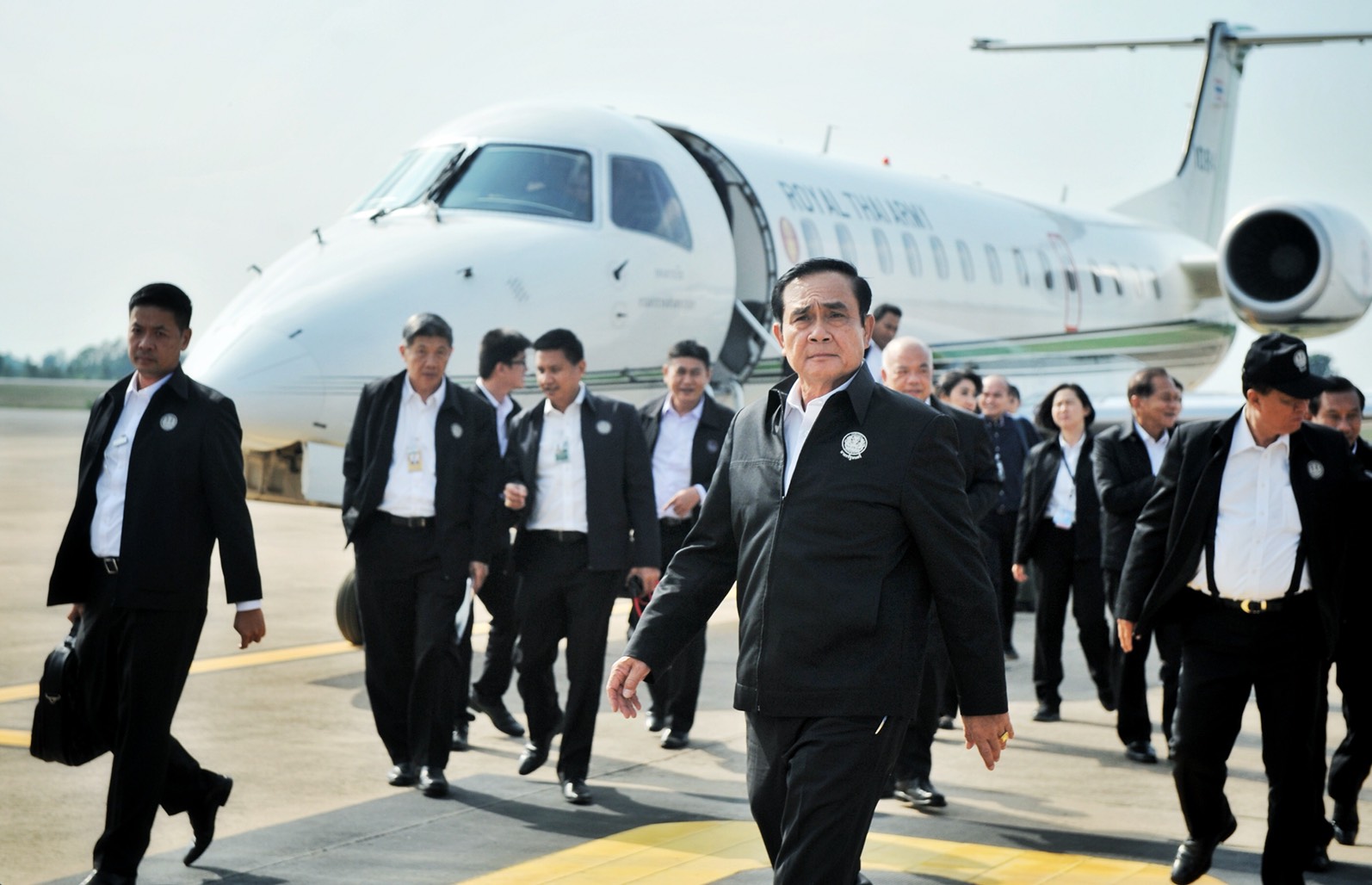“บิ๊กตู่” พลิกขึ้นเวทีปราศรัยโค้งสุดท้าย ลงตรวจราชการ คู่ขนานพปชร. หาเสียง 4 จังหวัด