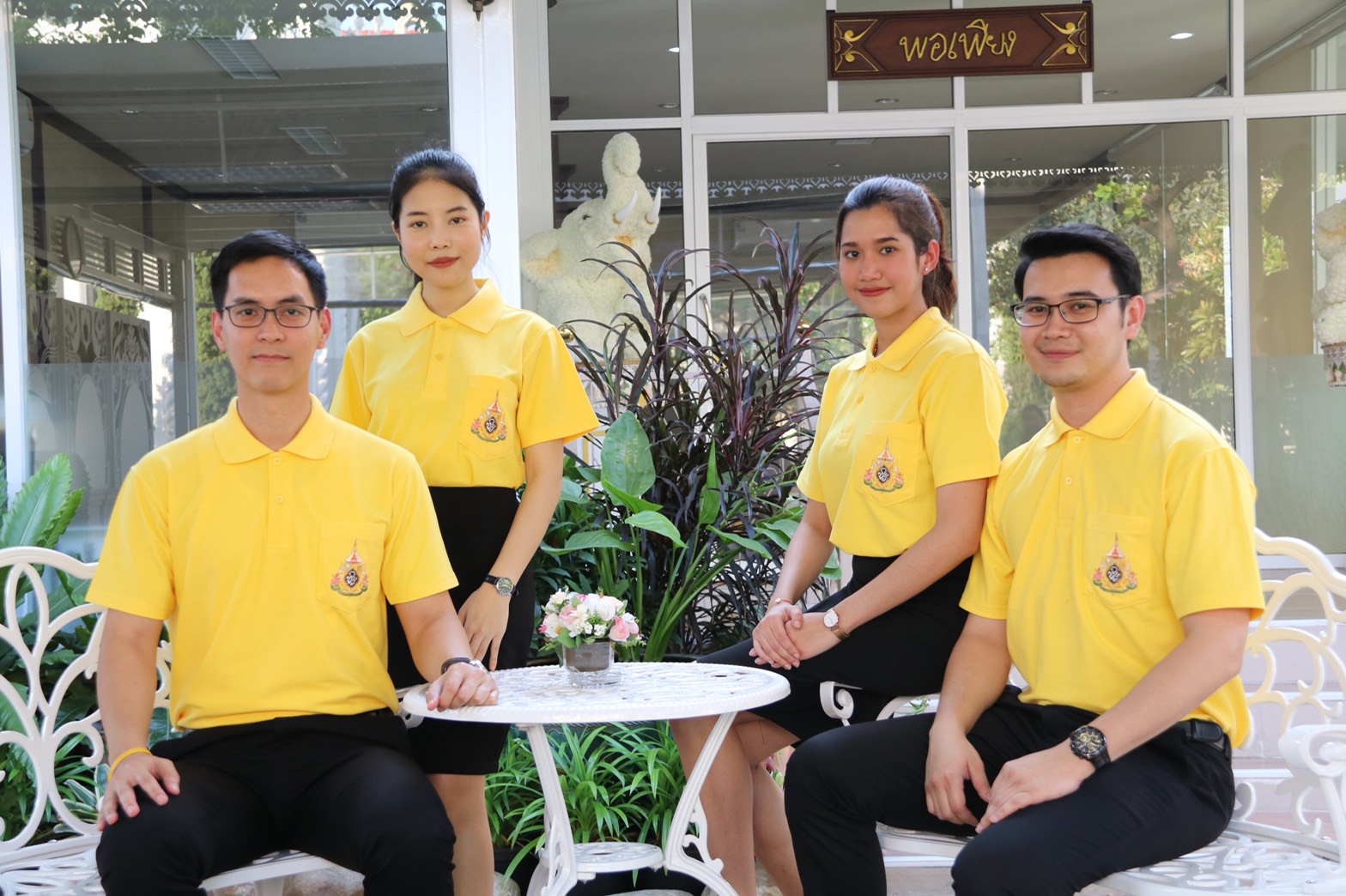 เปิดจองเสื้อโปโลสีเหลืองประดับตราสัญลักษณ์พระราชพิธีบรมราชาภิเษก 290 บาท