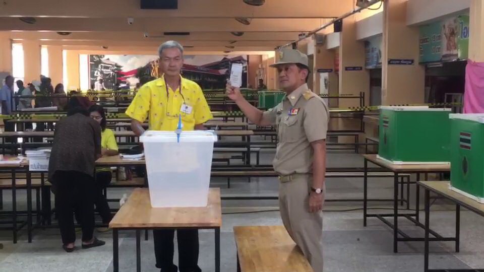 เมืองคอนคึกคักตั้งแต่เช้า ผู้ว่าฯมาใช้สิทธิ์ พร้อมชวนประชาชนมาเลือกตั้ง