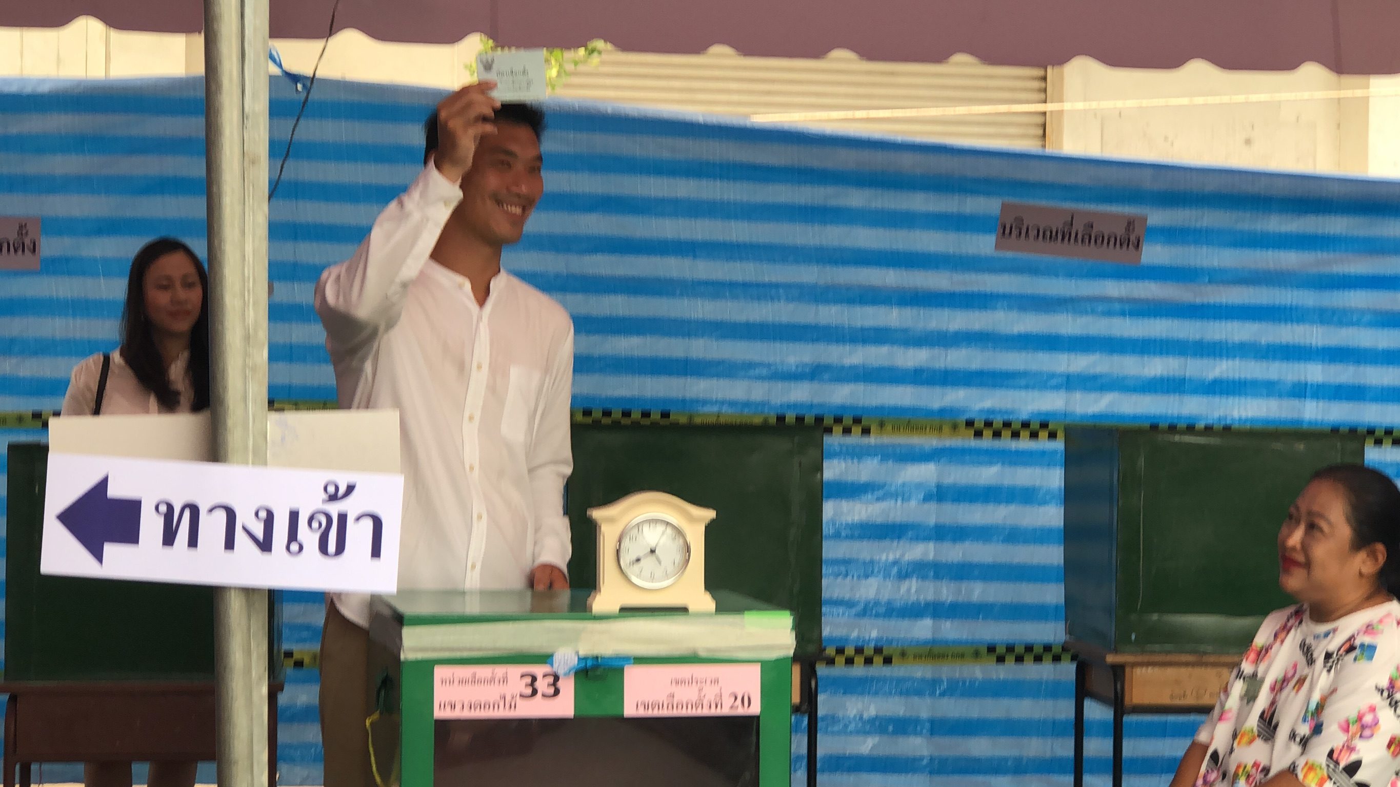 ‘ธนาธร’ พร้อมภรรยา ประเดิมกาบัตรหน่วยราม2 คนแรก