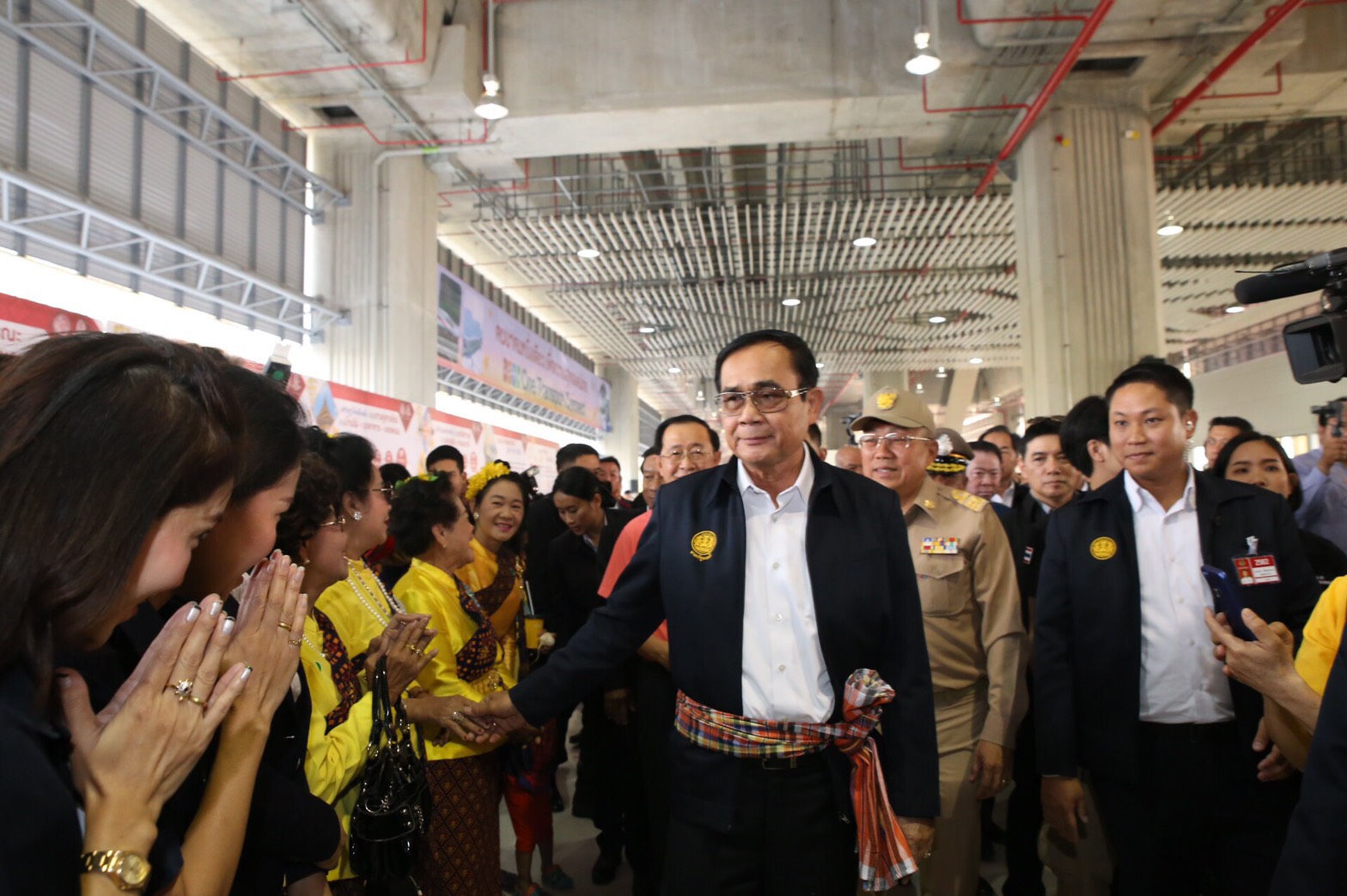 อุ่นหนาฝาคั่ง! “บิ๊กตู่” ถึงแล้วขอนแก่น กดปุ่มเปิดสถานีรถไฟลอยฟ้าแห่งใหม่ นั่งขบวนพิเศษถึงท่าพระ