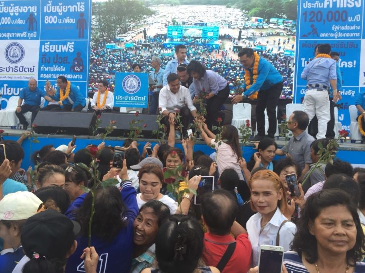 “อภิสิทธิ์” บุกปราศรัย สุราษฎร์ ไม่โต้ “สุเทพ” ซัด พปชร.ก็อปปี้-บลัฟนโยบาย