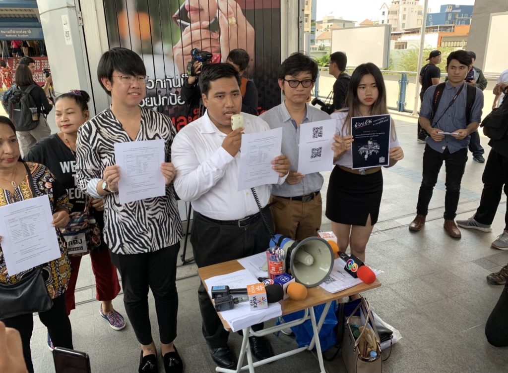 ‘จ่านิว’ นำนิสิตจุฬา เปิดโต๊ะล่าล้านชื่อถอดถอน 7 เสือ กกต.