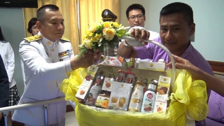 สมเด็จพระเจ้าอยู่หัว พระราชทานสิ่งของเจ้าหน้าที่ได้รับบาดเจ็บขณะปฏิบัติหน้าที่ จ.สงขลา