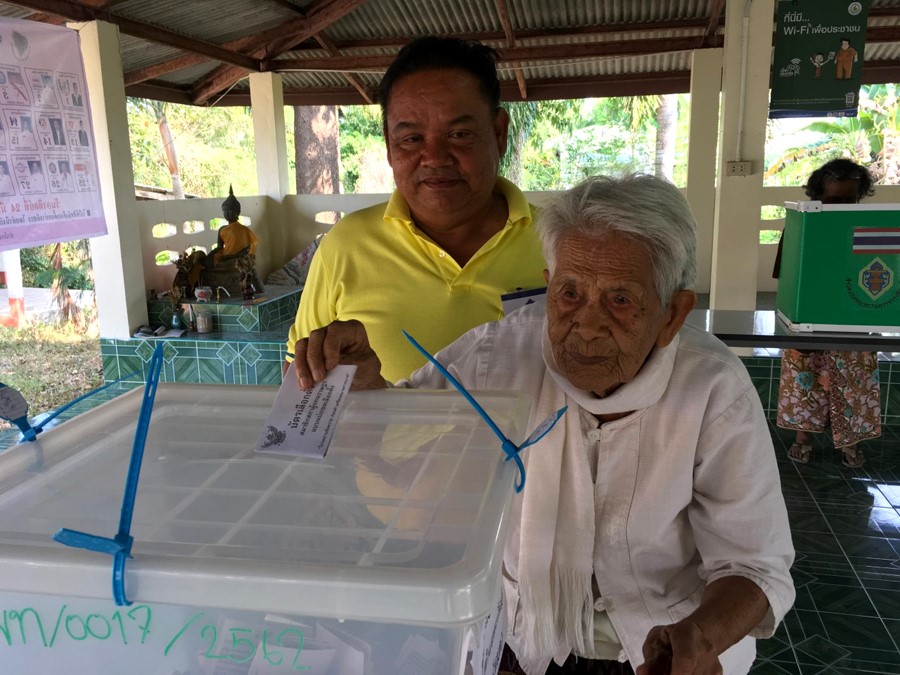 คุณยายวัย 103 ปี วอนชาวพัทลุง ออกมาใช้สิทธิกันให้มาก