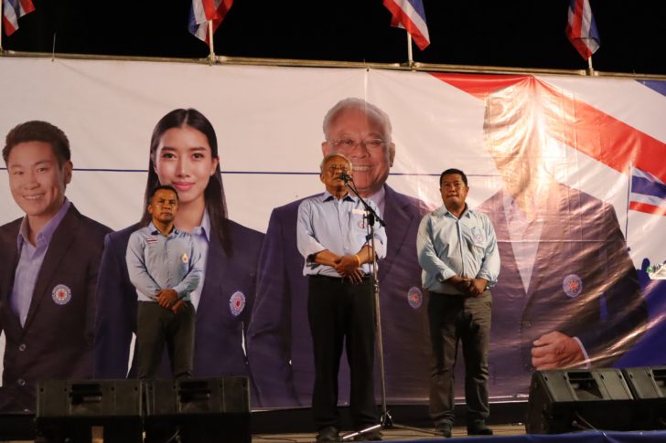 “สุเทพ” ปราศรัยย่อยภูเก็ตย้ำอยู่คนละข้าง “ทักษิณ” ถาม “อภิสิทธิ์” อยู่ข้างใคร