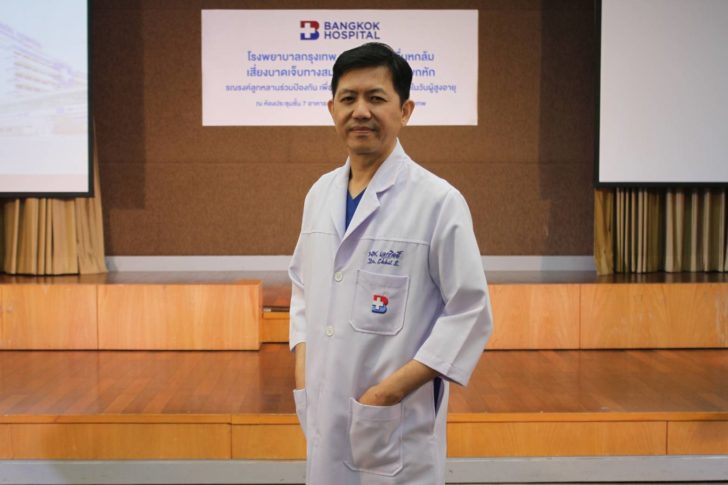 1 รพ.กรุงเทพ จัดกิจกรรม “อย่าให้สูงวัยล้ม เดี๋ยวไม่ลุก” ห่วงผู้สูงอายุลื่นหกล้ม เสี่ยงบาดเจ็บทางสมองและกระดูกสะโพกหัก รณรงค์ลูกหลานร่วมป้องกัน เพื่อคุณภาพชีวิตสูงวัย เนื่องในวันผู้สูงอายุ