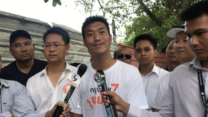 ‘ธนาธร’ ขึ้นรถแห่ขอบคุณชาวกรุงต่อเนื่อง ยันไม่ได้เกณฑ์ใครไปให้กำลังใจวันพบ ตร.