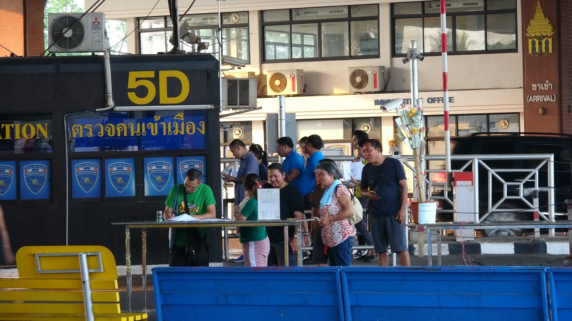 แรงงานแห่กลับบ้านฉลองสงกรานต์ แน่นสะพานมิตรภาพไทย-ลาว