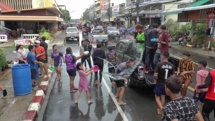 นครพนม ‘ปิดเมืองสาดน้ำ’ วันสุดท้ายสนุกสุดเหวี่ยง ไร้ทะเลาะวิวาท