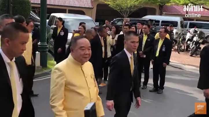 “บิ๊กป้อม” ปัดตอบสื่อ “ส่งยิ้ม-ถอนหายใจ” ให้เท่านั้น ก่อนขึ้นประชุม ครม.
