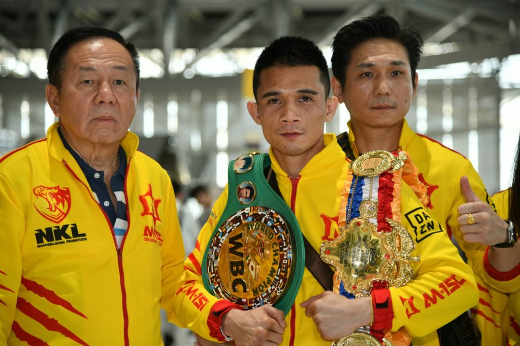 ‘ศรีสะเกษ’ ลัดฟ้าบุกแดนมะกัน ประกาศกร้าวไล่ตะบันน็อค ‘เอสตราด้า’ ป้องเข็มขัดแชมป์โลก ครั้งที่ 4
