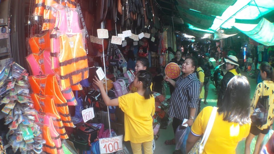 ตลาดชายแดนช่องจอม คึกคัก สงกรานต์วันสุดท้าย แห่ซื้อของฝาก