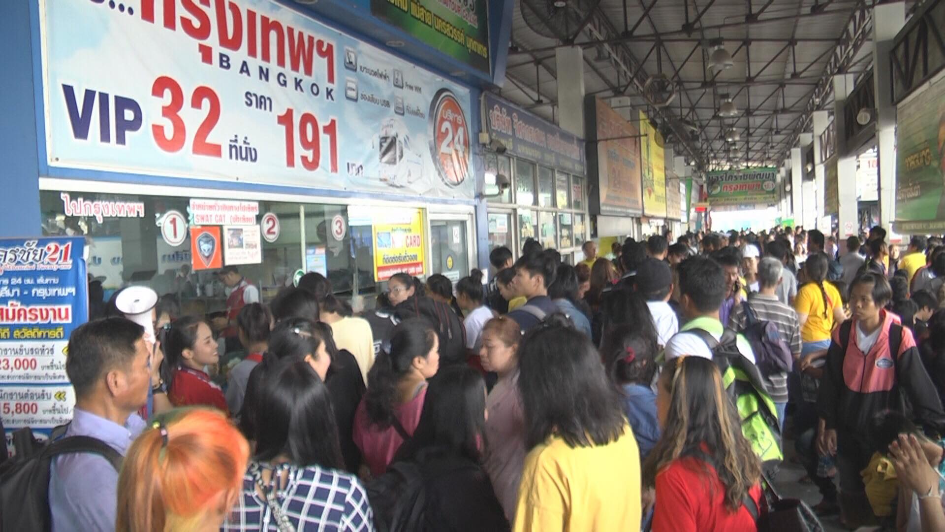 คนแน่นชานชาลา บขส.โคราช หยุดขายตั๋วเข้ากทม.เป็นระยะ เหตุจราจรถนนมิตรภาพติดขัด