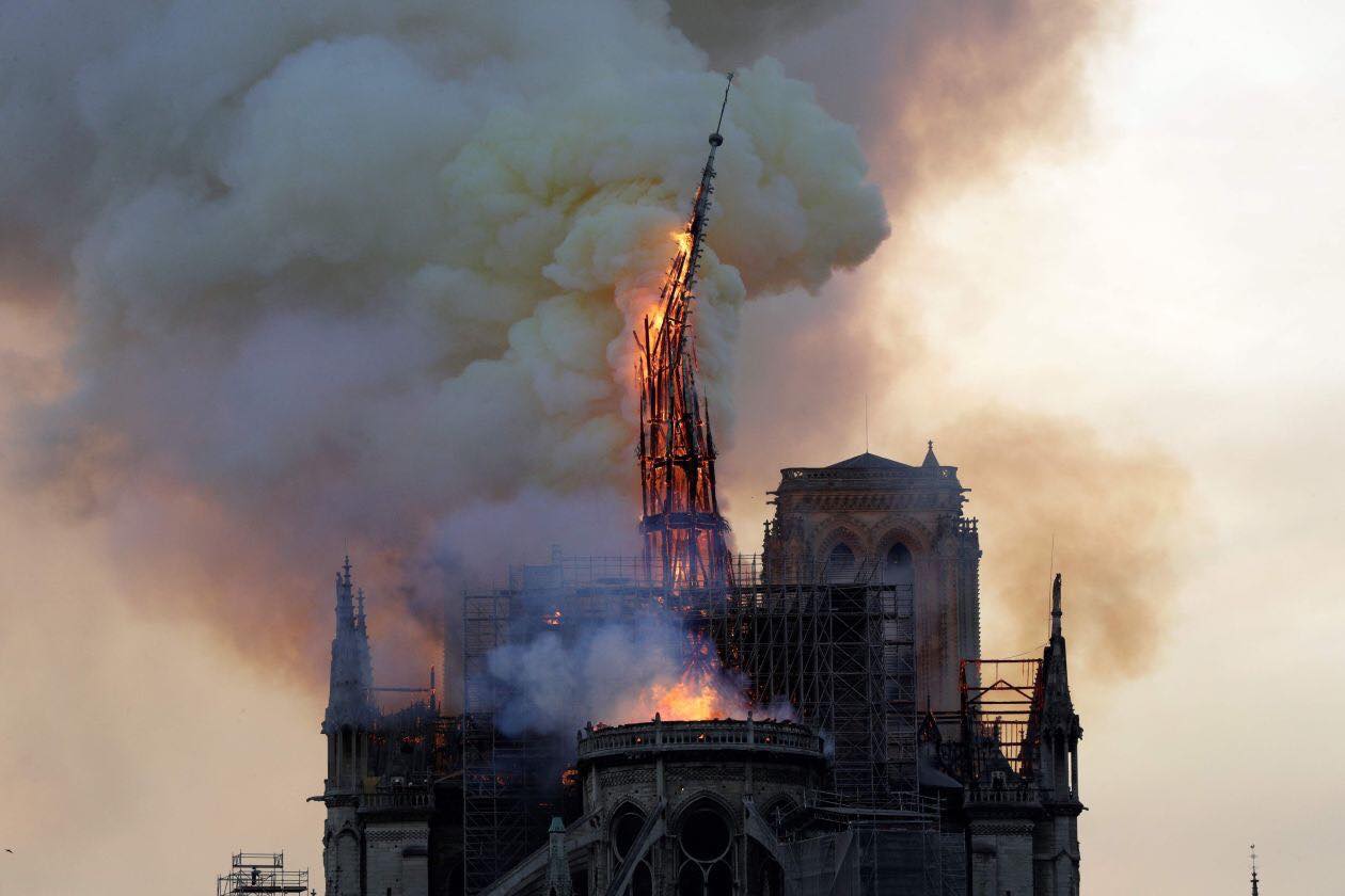 เกิดเพลิงไหม้ที่โบสถ์ Notre-Dame สถานที่สำคัญฝรั่งเศส
