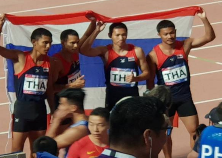 ไต้ฝุ่นไทย 4×100 ผงาดคว้าแชมป์เอเชีย หลังจีนทำฟาวล์ – เขย่งก้าวกระโดดสาวหยิบทองด้วย (คลิป)