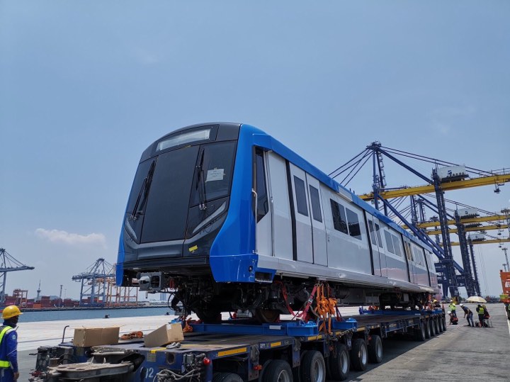ถึงไทยแล้ว! รถไฟฟ้าขบวนใหม่เตรียมออกวิ่งบริการสายสีน้ำเงินส่วนต่อขยายก.ค.นี้