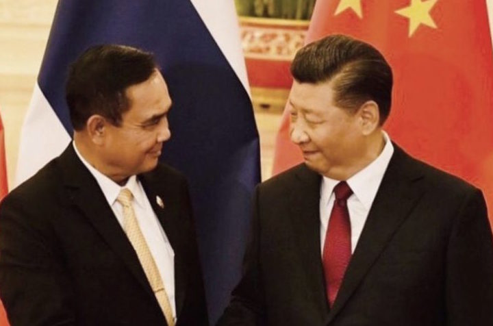 “บิ๊กตู่” โพสต์ภาพจับมือ “สี จิ้นผิง” พร้อมข้อความ “ประเทศไทยต้องไปต่อ มั่นคง มั่งคั่งยั่งยืน”