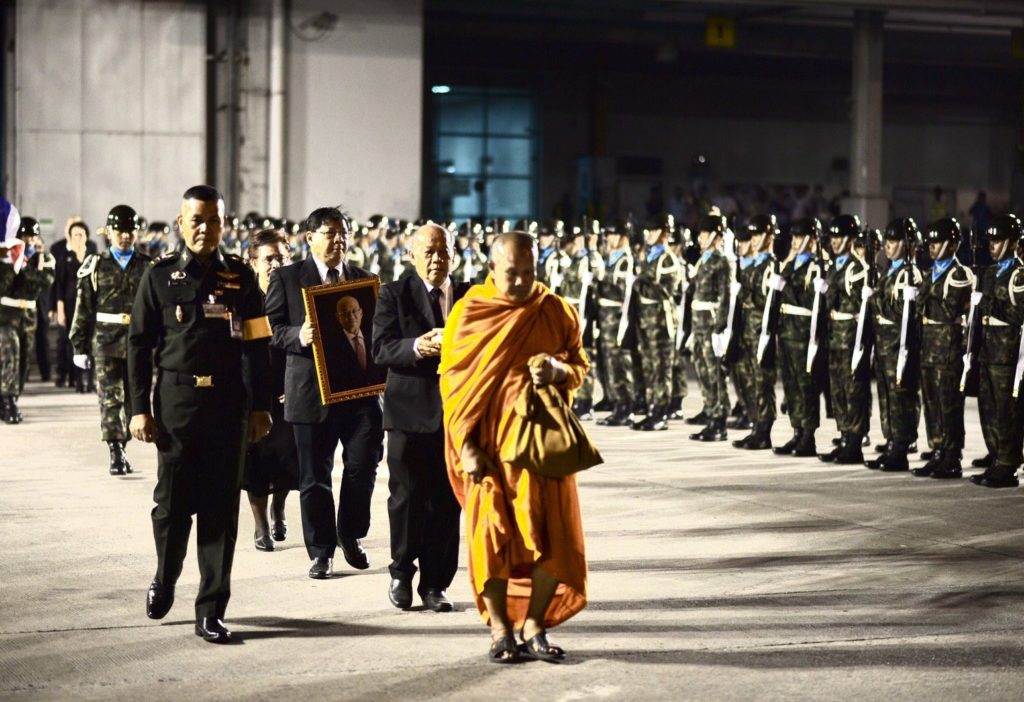 ร่าง ‘ทูตวีรชัย พลาศรัย’ ถึงไทย กระทรวงต่างประเทศจัดพิธีรับศพสมเกียรติ (ภาพชุด)