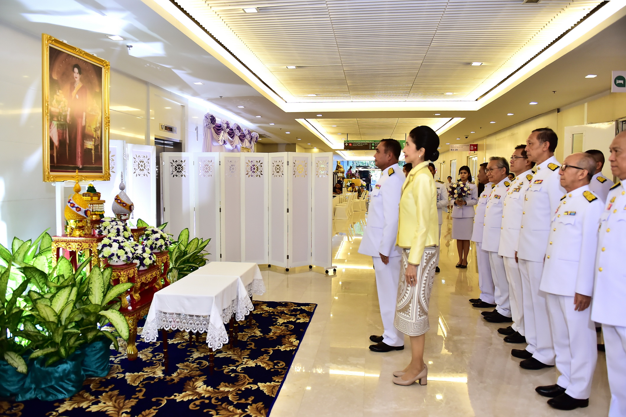 “นายกฯ-ภริยา” ถวายแจกันดอกไม้ถวายพระพรชัยมงคล หน้าพระฉายาลักษณ์สมเด็จพระนางเจ้าฯ พระบรมราชินีนาถ