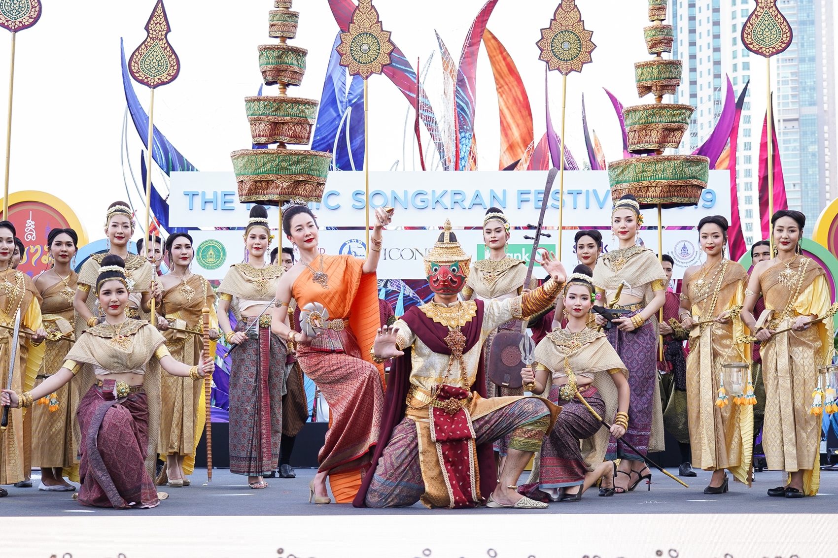 ‘นุ่น วรนุช’ สวมเครื่องประดับกว่า 100 ล้าน นำขบวนแห่สงกรานต์ ‘ไอคอนสยาม’