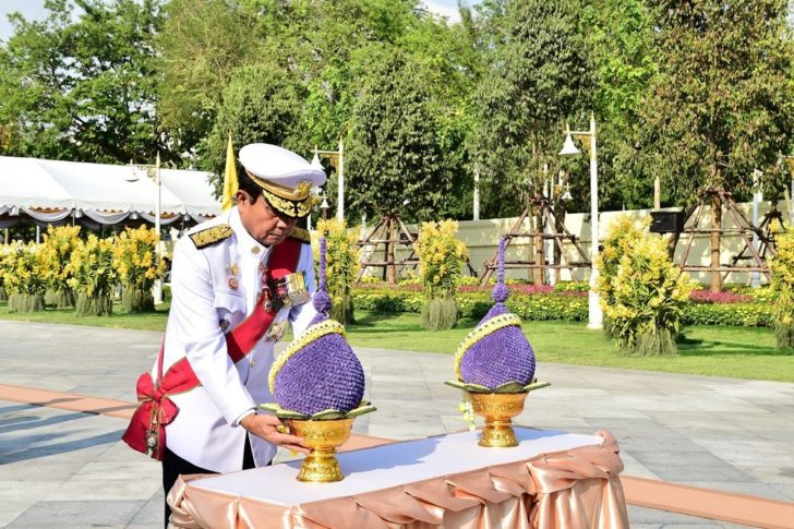 นายกฯวางพานพุ่มดอกไม้ เนื่องในวันพระบาทสมเด็จพระพุทธยอดฟ้าจุฬาโลกมหาราช และวันที่ระลึกมหาจักรีบรมราชวงศ์