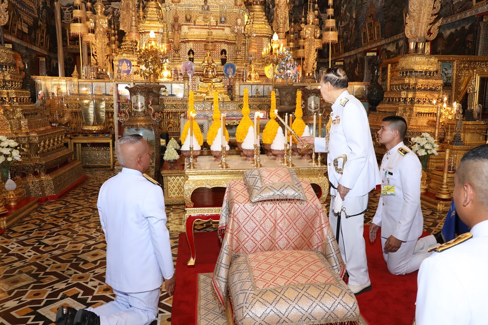 สมเด็จพระเจ้าอยู่หัวฯ โปรดเกล้าฯ พลเรือเอก หม่อมเจ้าปุสาณ เสด็จแทนพระองค์เจริญพระพุทธมนต์ก่อนพระราชพิธีจารึกพระสุพรรณบัฏ