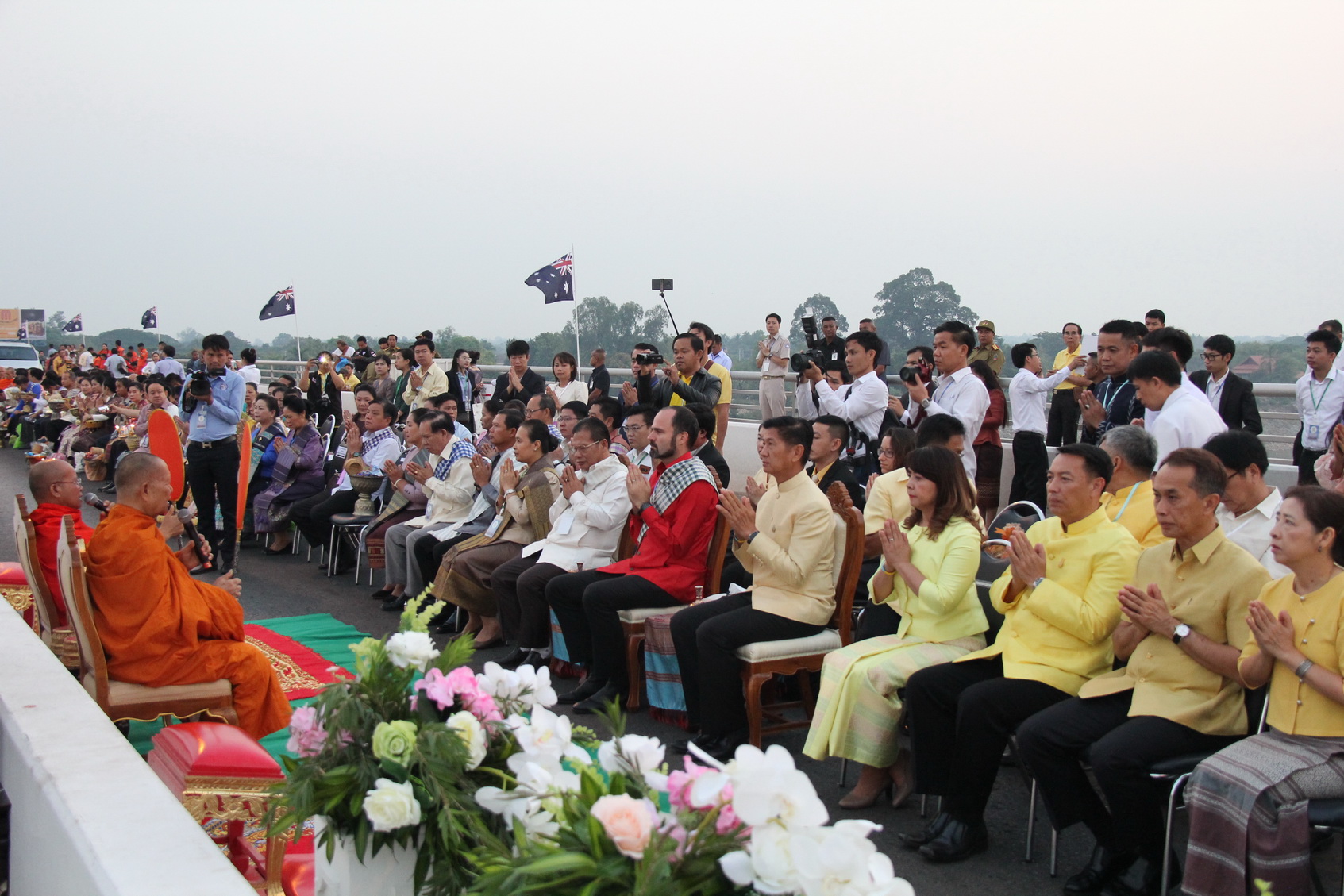 “หนองคาย” ตักบาตรสองแผ่นดินฉลอง 25 ปีสะพานมิตรภาพไทยลาวแห่งที่ 1