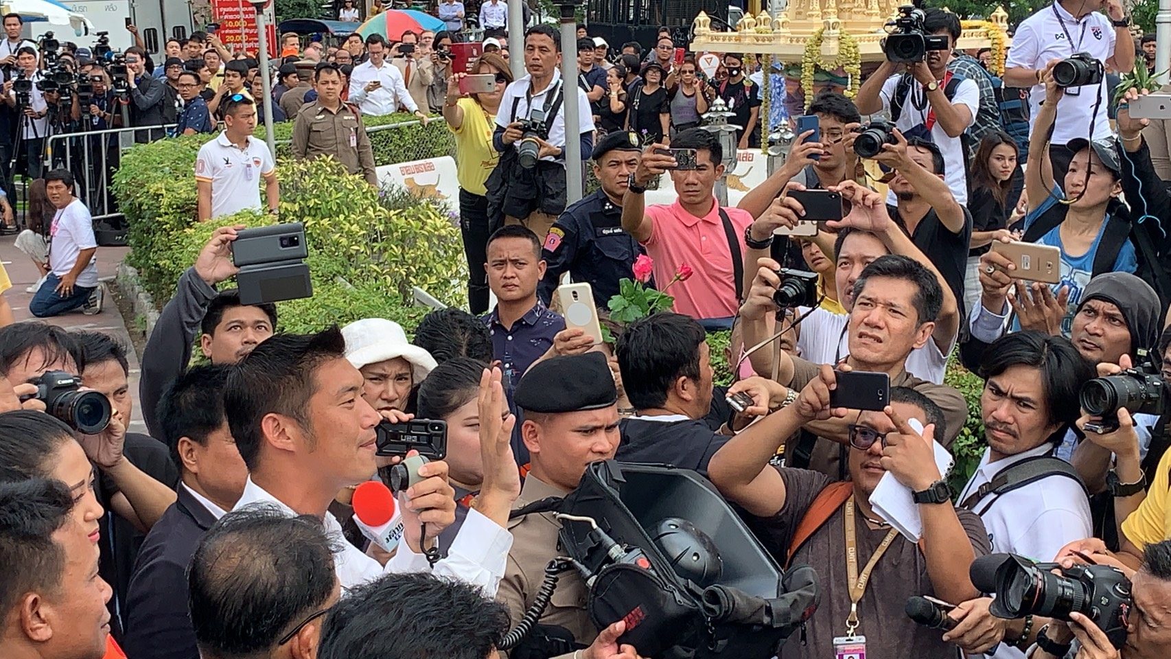 “ธนาธร” ชู สามนิ้ว เดินเข้า สน.ปทุมวัน ให้ปากคำ แฟนคลับให้แห่ล้อมเพียบ