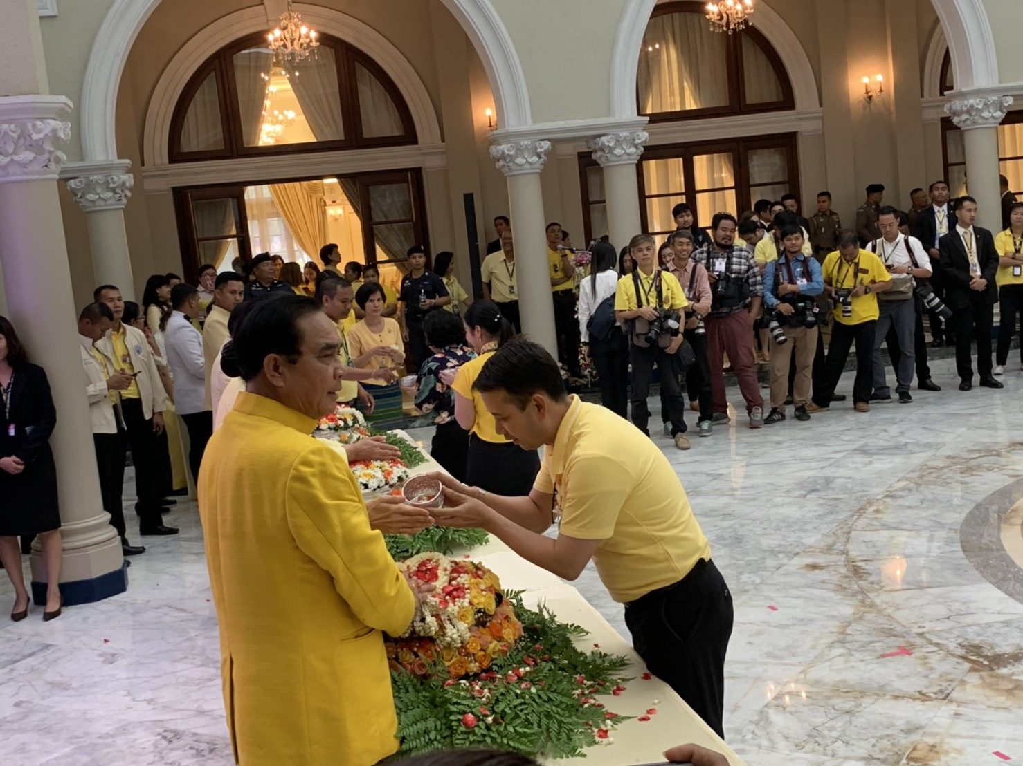 “บิ๊กตู่” ทำบุญ เปิดทำเนียบฯ ให้รดน้ำขอพรสงกรานต์ ขออโหสิฯ เพื่อนร่วมงาน หงุดหงิดบ้าง หวังทุกคนเข้าใจ