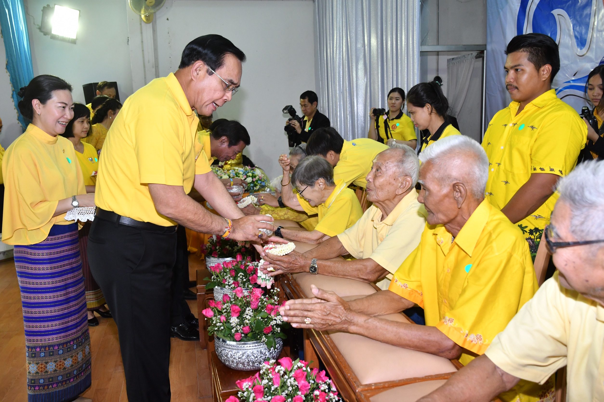 “บิ๊กตู่” รดน้ำขอพรผู้สูงอายุบ้านบางแค ร่วมรำวงคึกคัก แนะบอกลูกหลานบ้านเมืองต้องสงบ