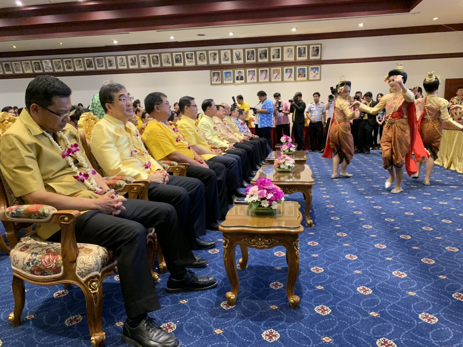 “อาคม-ไพรินทร์” ให้ข้าราชการรดน้ำดำหัวเทศกาลสงกรานต์อย่างคึกคัก เผยบิ๊กตู่ชมคมนาคมผลงานเข้าเป้า