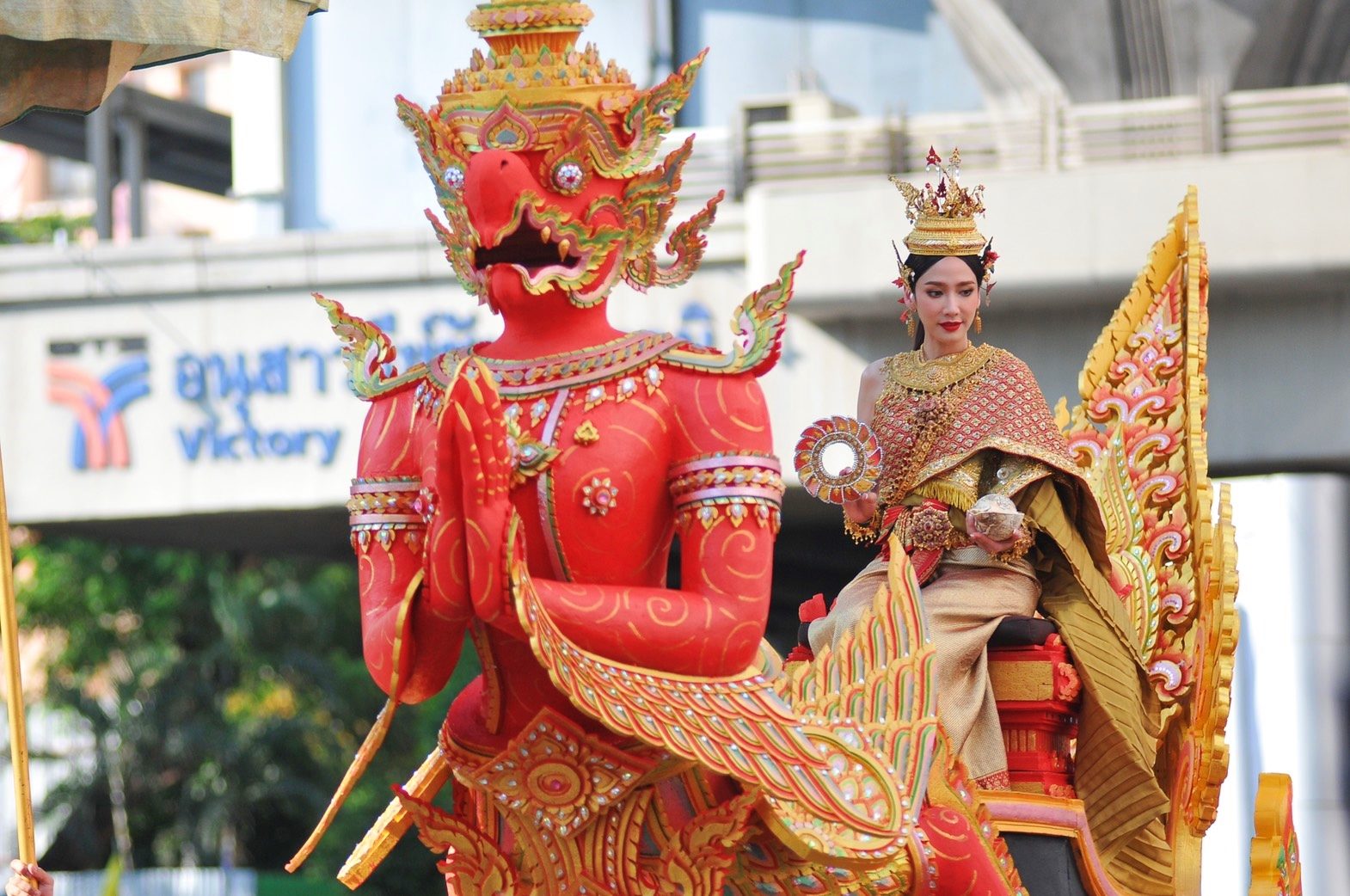 ประชาชนแห่ชมความงาม ‘อั้ม พัชราภา’ ในชุดนางสงกรานต์