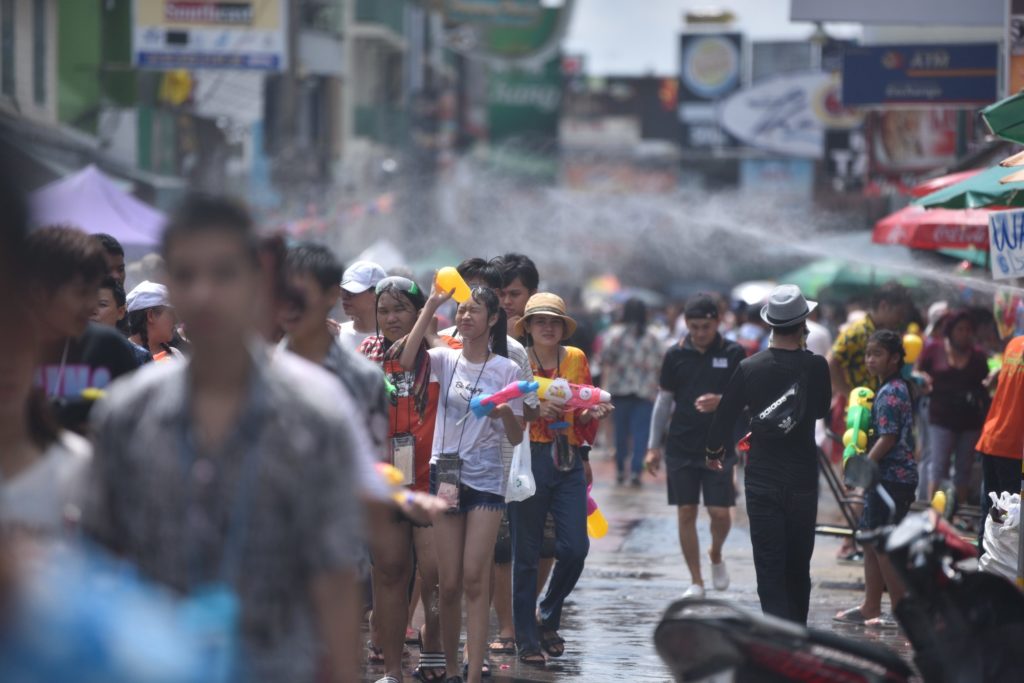 รวมภาพบรรยากาศส่งท้ายสงกรานต์ ‘ถนนข้าวสาร’