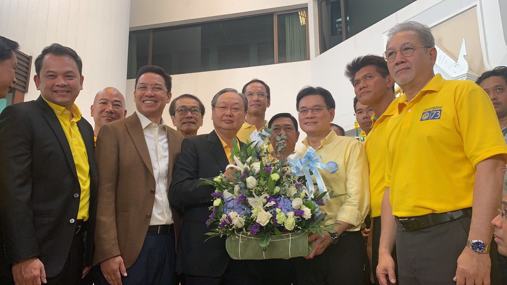 ปชป.ทำบุญครบ 73 ปี พรรคการเมืองแห่ยินดี ‘สนธิรัตน์’ ยกศิษย์เก่าอวยพร ปัดยกยกขันหมากขอเสียงตั้งรบ.