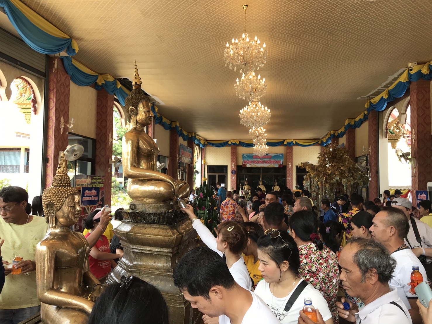หนองคาย สรงน้ำขอพร ”หลวงพ่อพระใส” ก่อนเดินทางกลับ
