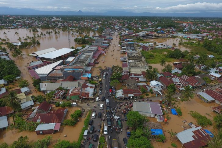 เกาะสุมาตรา เจอฝนตกหนัก น้ำท่วม ดินถล่ม พบผู้เสียชีวิตแล้ว 10 ราย