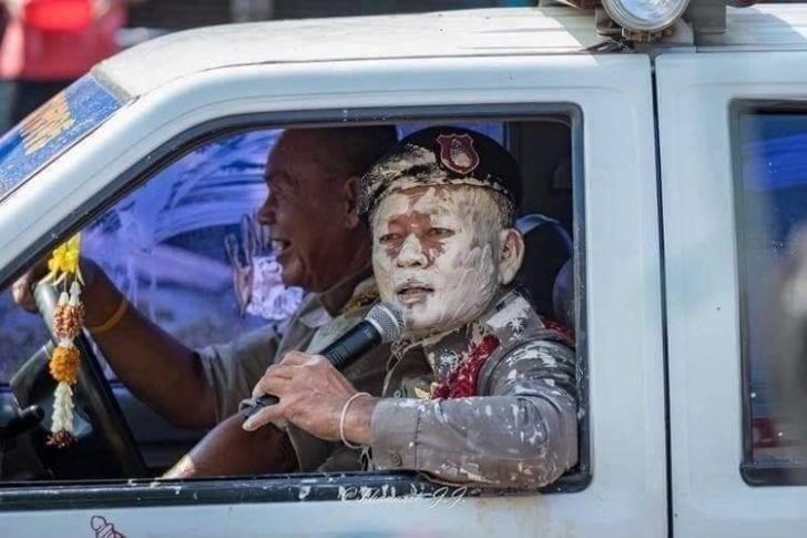 ตำรวจ-728x485 ภาพเฮฮา เจ้าหน้าที่ตำรวจประกาศให้เล่นสงกรานต์แต่พองาม งดปะแป้ง หรือลวนลามกันเด้อ!