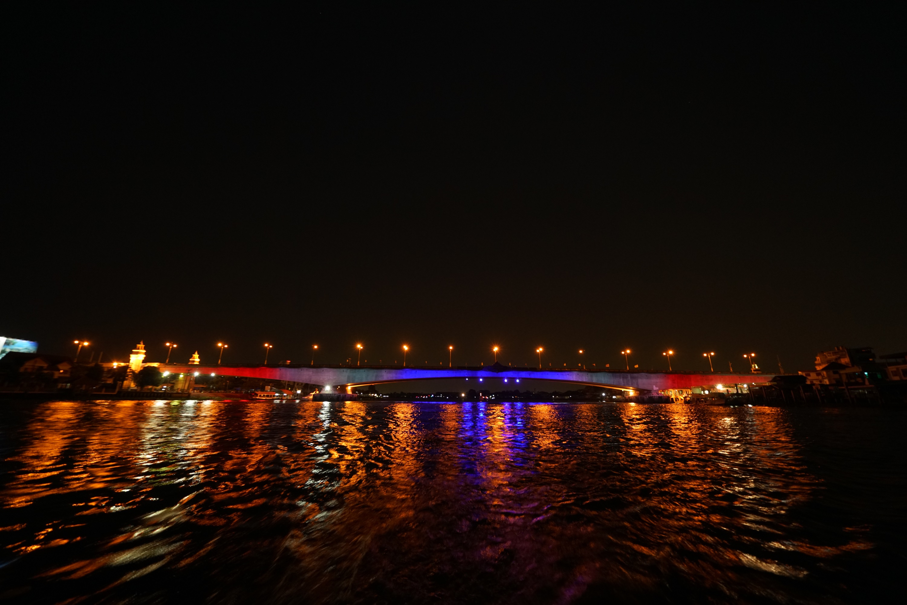 ทางหลวงชนบทเปิดไฟประดับ 10 สะพานแม่น้ำเจ้าพระยา เนื่องในโอกาสมหามงคลพระราชพิธีบรมราชาภิเษก ร.10