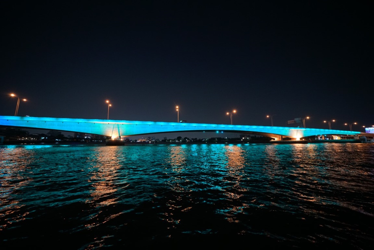 ทางหลวงชนบทเปิดไฟประดับ 10 สะพานแม่น้ำเจ้าพระยา เนื่องในโอกาสมหามงคลพระราชพิธีบรมราชาภิเษก ร.10