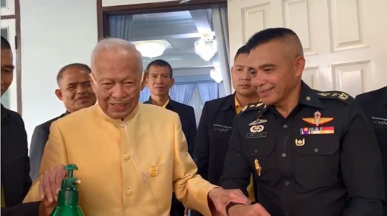 “ป๋าเปรม” รับห่วงบ้านเมือง อารมณ์ดีฉีดน้ำนักข่าว ถ้าอยู่ 120 ปี คงต้องคลาน
